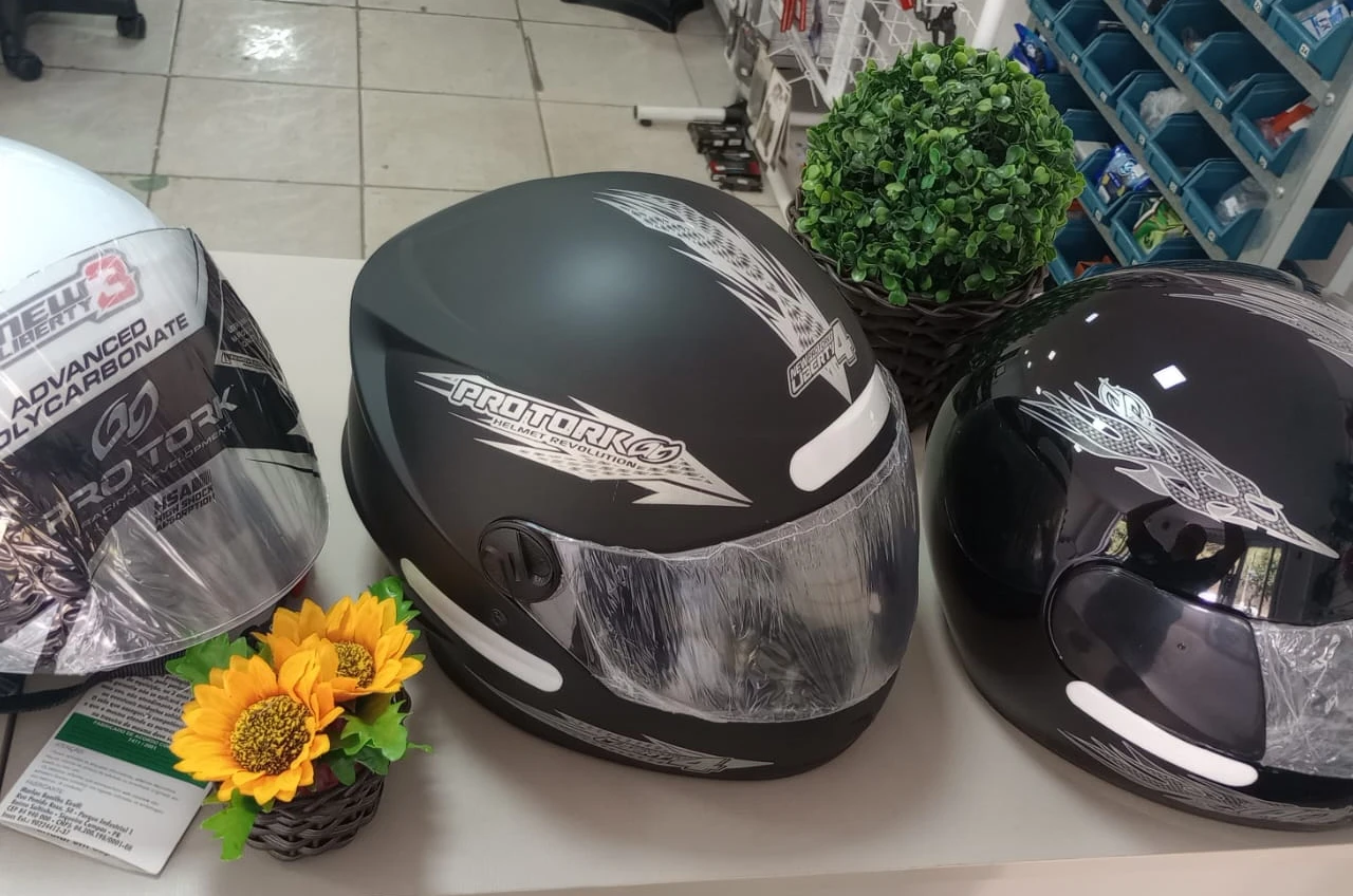 Varios Tipos De Capacetes De Moto Em Exposicao Na R1 Motos Mostrando Diferentes Modelos E Cores Varios Tipos De Capacetes De Moto Em Exposicao Na R1 Motos Mostrando Diferentes Modelos E Cores