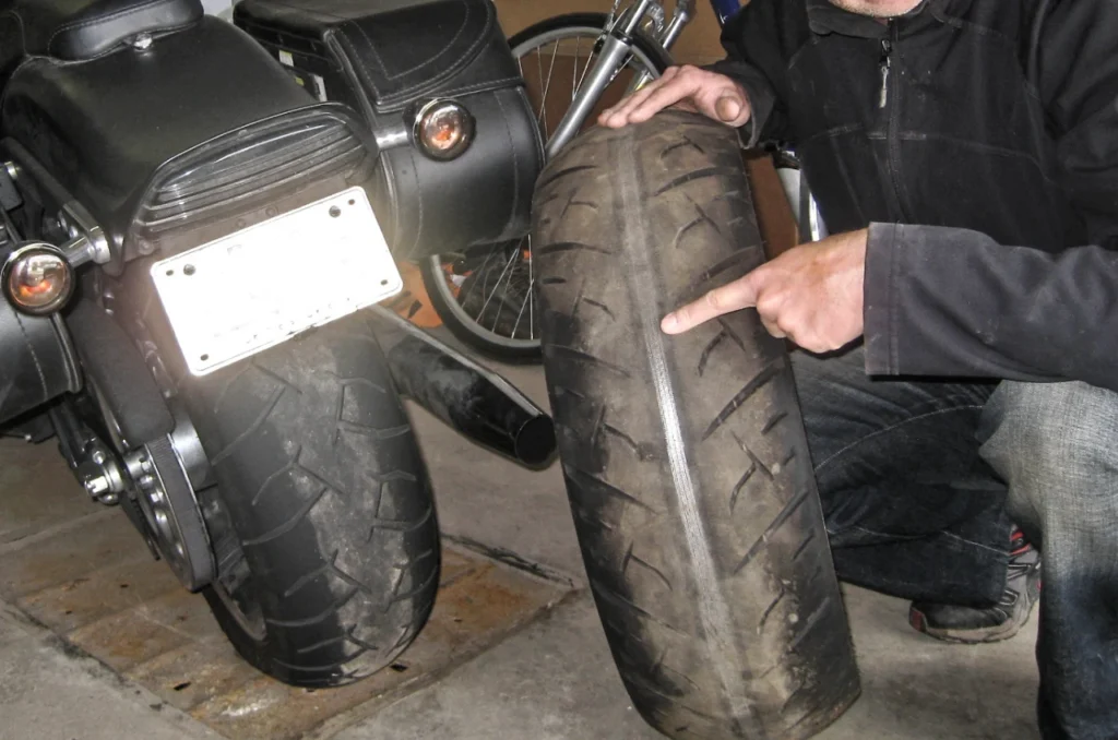 Pneu De Moto Desgastado Pneu De Moto Desgastado