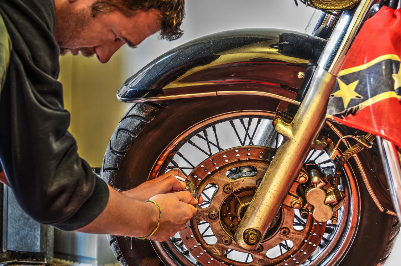 Mecanico De Moto Verificando O Sistema De Freio Na Oficina Mecanico De Moto Verificando O Sistema De Freio Na Oficina