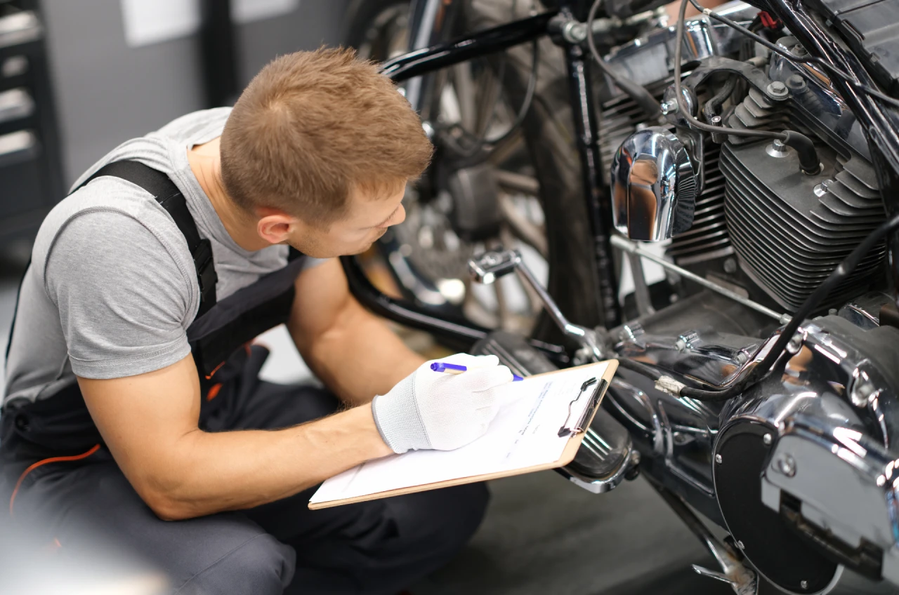 Mecanico Inspecionando Uma Moto Em Uma Oficina Mecanico Inspecionando Uma Moto Em Uma Oficina