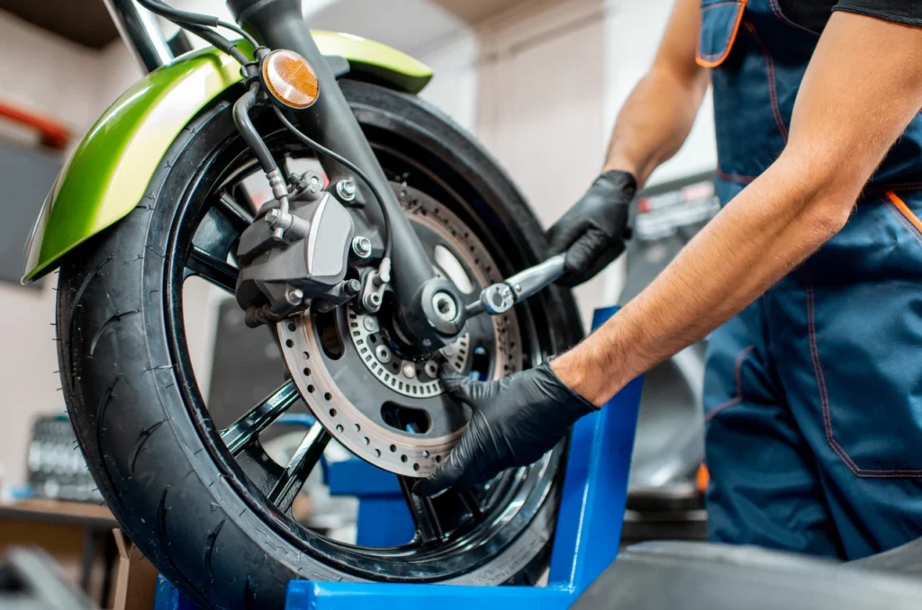 Mecanico Ajustando Os Freios De Uma Moto Mecanico Ajustando Os Freios De Uma Moto