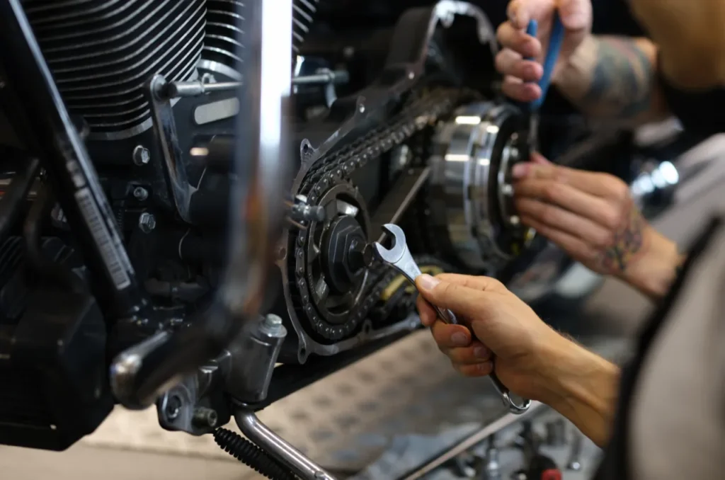 Mecanico De Moto Realizando Manutencao De Embreagem Mecanico De Moto Realizando Manutencao De Embreagem
