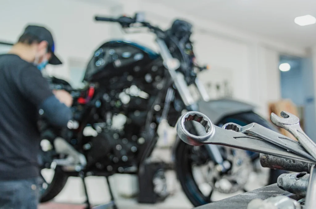 Mecanico De Moto Realizando Manutencao Em Moto Mecanico De Moto Realizando Manutencao Em Moto