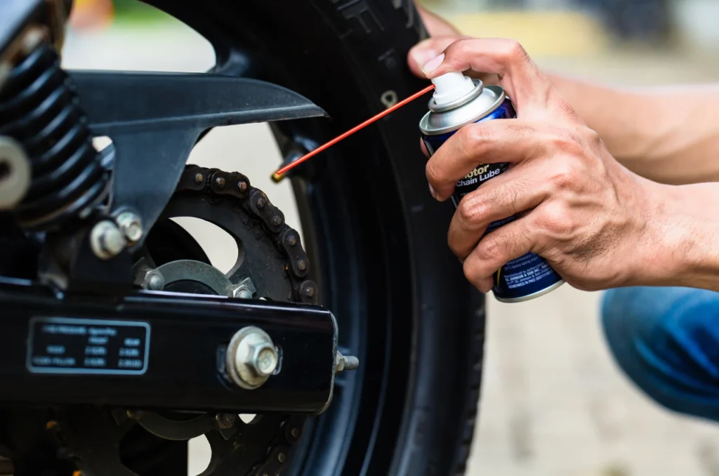 Mecanico De Moto Realizando Manutencao Na Corrente Da Moto Mecanico De Moto Realizando Manutencao Na Corrente Da Moto