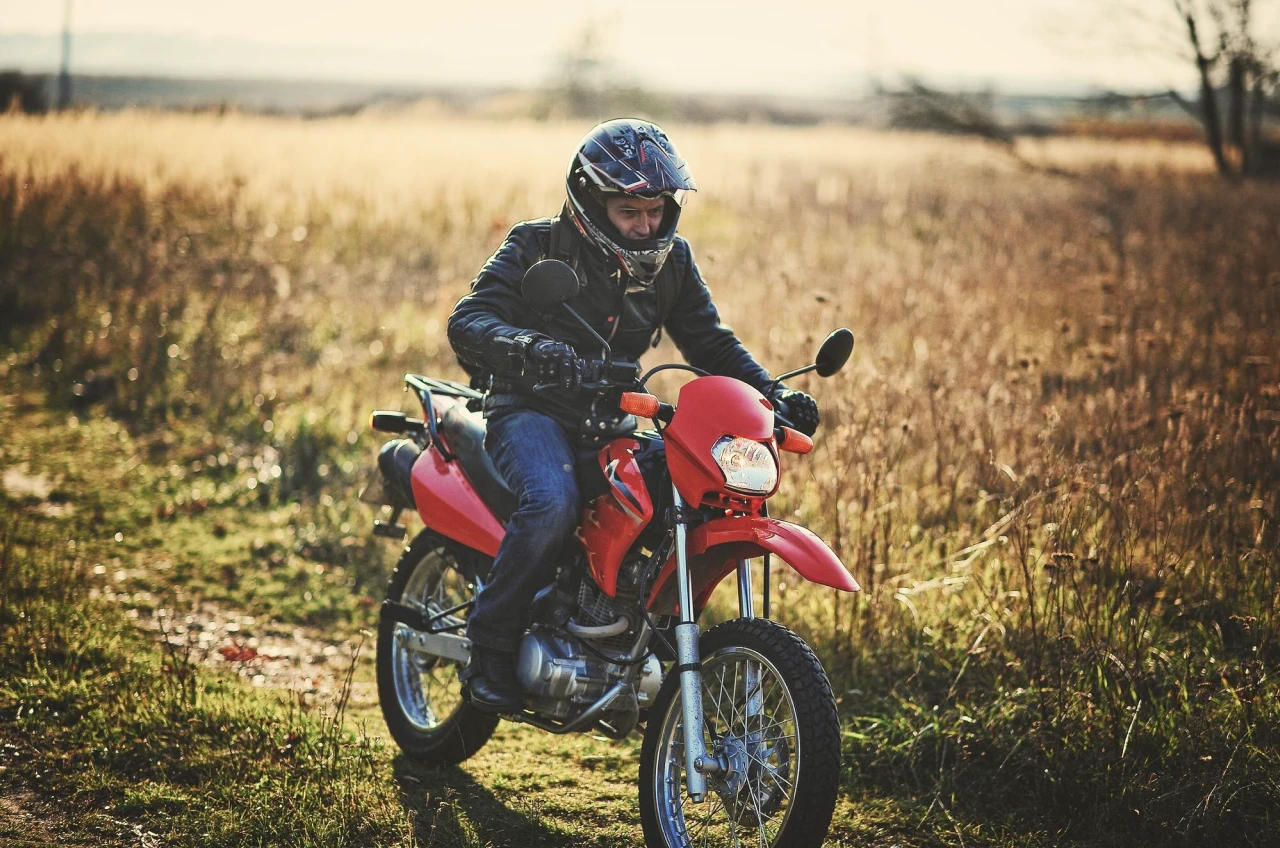 Motociclista Andando De Moto Em Otimo Estado Motociclista Andando De Moto Em Otimo Estado