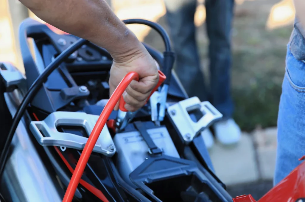 Mecanico Testando Bateria De Moto
