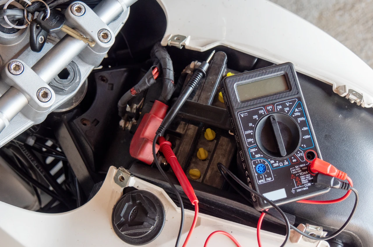 Multimetro Em Cima De Bateria De Moto Multimetro Em Cima De Bateria De Moto