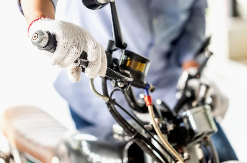 Mecanico Acelerando Moto Para Teste De Bateria