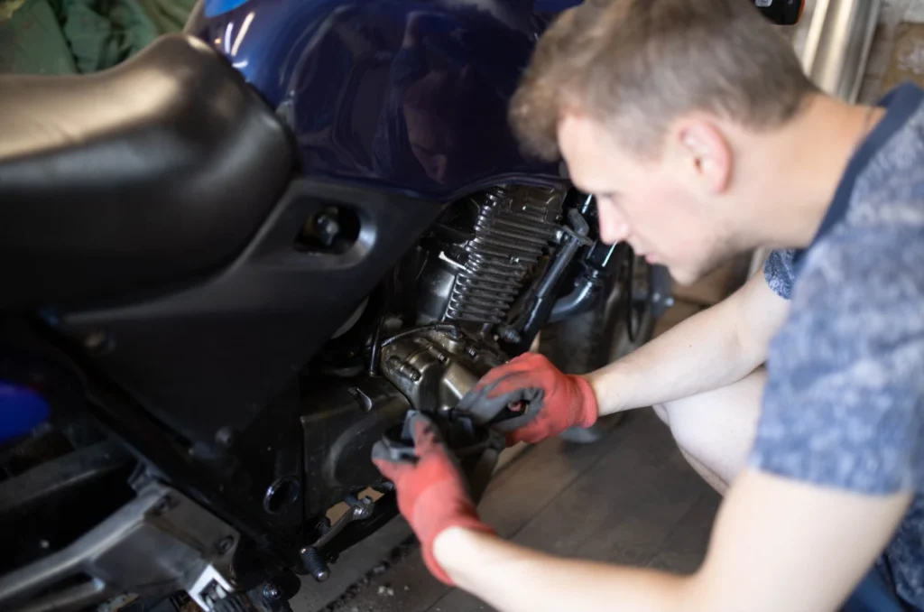 Mecanico Fazendo Revisao Em Moto Mecanico Fazendo Revisao Em Moto